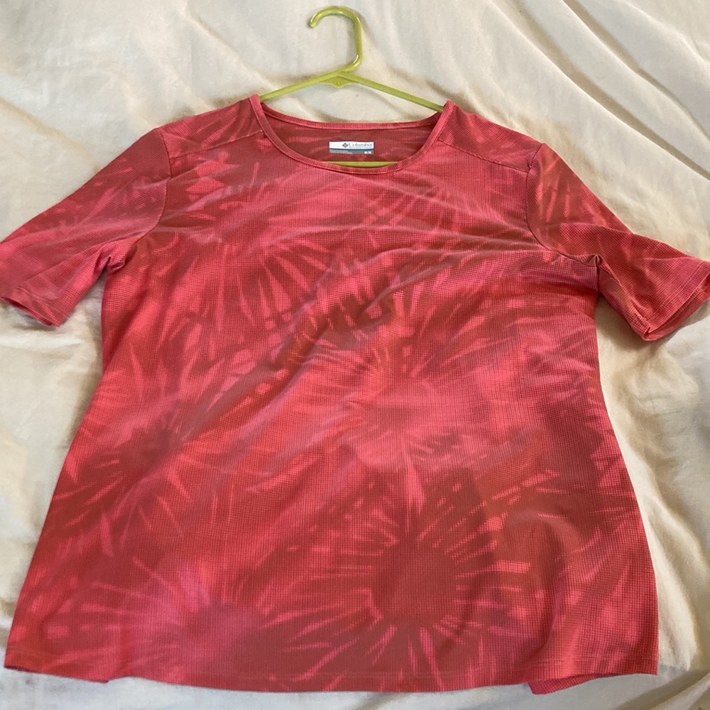 Columbia athletic top. Only worn a couple of times. Smoke/pet free home.